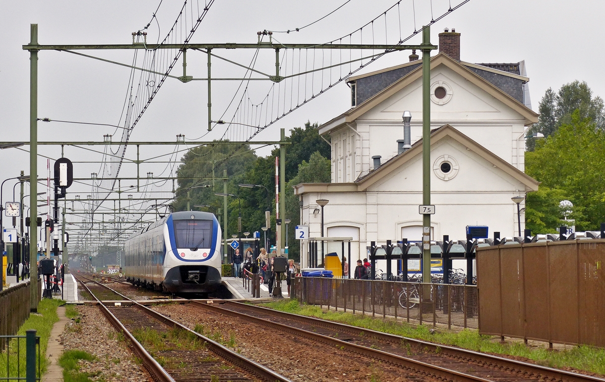 . An der Strecke N 12 Antwerpen - Lage Zwaluwe in Noord-Brabant fallen die sehr schnen und gepflegten Bahnhofsgebude auf. In Zevenbergen stand am 04.09.2015 ein NS SLT (Sprinter Lighttrain) am Bahnsteig und wartete auf die Weiterfahrt nach Roosendaal. (Jeanny)