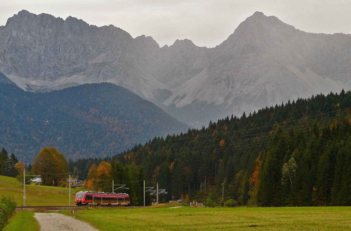 . Angesichts dieser grandiosen Landschaft, kann der Hamster schon mal klein ausfallen. 2442 700 hat am 06.10.2015 den Bahnhof von Klais verlassen und fhrt nun als RB 5426 Innsbruck Hbf - Mnchen Hbf in Richtung Garmisch-Partenkirchen. Der Nebel vor dem Karwendel deutet darauf hin, dass es in Mittenwald schon regnet, whrend es in Klais noch trocken ist. (Hans)