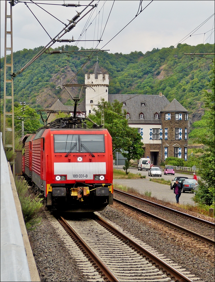 . Auf der anderen Seite vom Parkplatz in Gondorf erwies sich das Fotografieren der Zge als ziemlich schwierig. Zwei Loks der BR 189 ziehen einen Erzzug ber der Moselstrecke am Schloss Gondorf vorbei in der Nhe von Kobern-Gondorf. Man beachte auch das Beiwerk auf dem Parkplatz und fr Kiki gab es auch noch etwas auf dem Bild zu entdecken: Einen rosa Smart! ;-) 20.06.2014 (Hans)