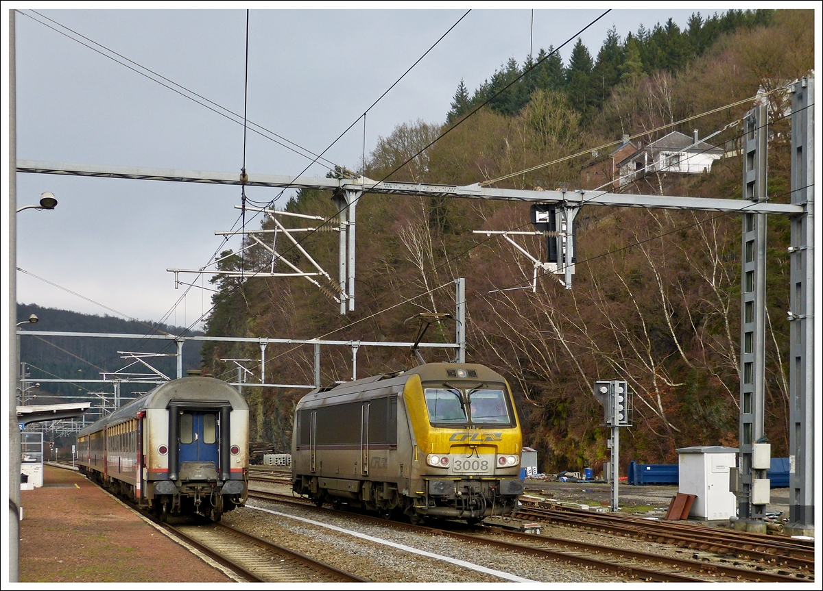 . Ausflug nach Belgien - Wegen Bauarbeiten auf der Ligne 42 zwischen Trois-Ponts und Rivage fuhren heute die IR Luxembourg - Liers nur bis nach Trois-Ponts und von dort wieder zurck nach Luxemburg.

Die schmutzige 3008 beim Umsetzen im Bahnhof von Trois-Ponts. 19.01.2014 (Hans)