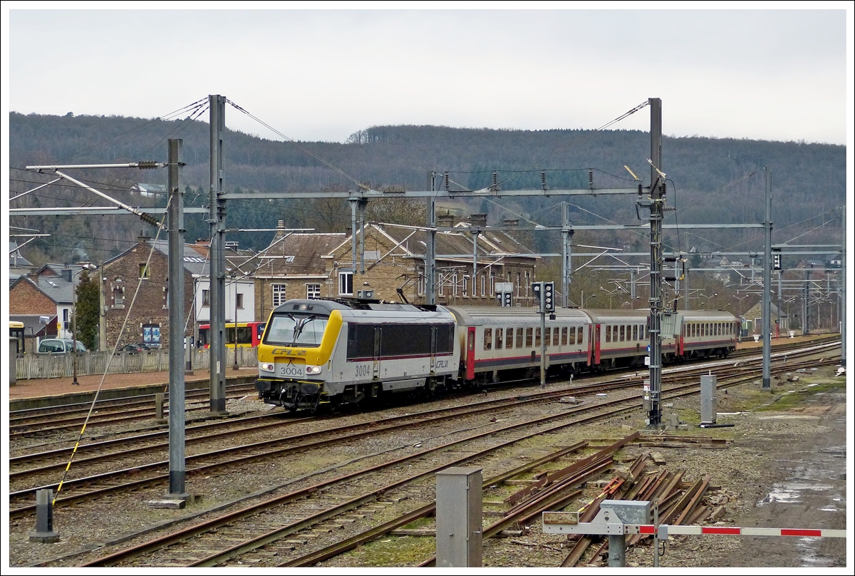 . Ausflug nach Belgien - Wegen Bauarbeiten auf der Ligne 42 zwischen Trois-Ponts und Rivage fuhren heute die IR Luxembourg - Liers nur bis nach Trois-Ponts und von dort wieder zurck nach Luxemburg.

Pnktlich verlsst der IR 115 Trois-Ponts - Luxembourg am 19.01.2014 den schmucken Bahnhof von Trois-Ponts. (Hans)