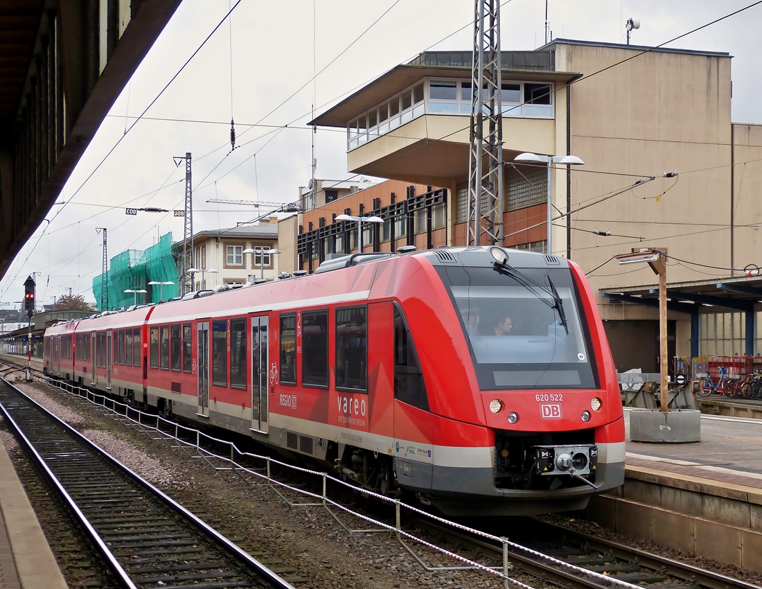 . Baustelle Trierer Hauptbahnhof - Der Alstom Coradia LINT 81 620 522 der DB Regio (VAREO) stand am 03.11.2014 am Bahnsteig und wie man sieht wird im Hauptbahnhof von Trier fleiig gearbeitet. (Hans)