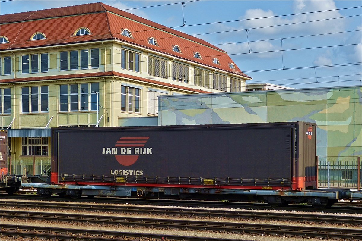 . Beladener Niederflurwagen, 37 80  4909 024 – 4  RIV D – AAEC  Sffggmrrss 42,  eingereiht in einem Wagenzug im Bahnhof von Singen.  07.09.2017  (Hans)