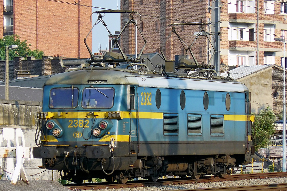 . Bijou belge - Am 01.05.2009 stand die HLE 2382 mit ihren breiten Puffern im Bahnhof Lige Guillemins in Bereitschaft, um eventuell anfllige Schubhilfe zu leisten. (Hans)