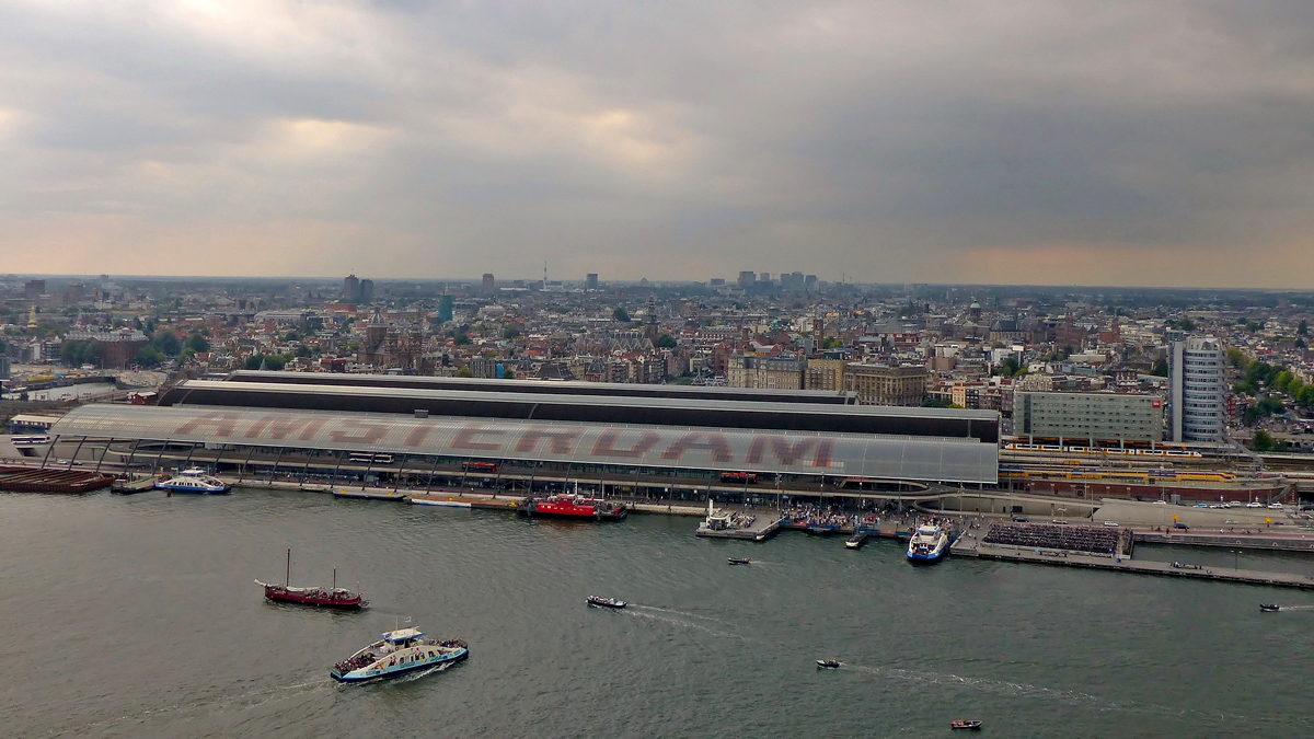 . Blick vom A'damtooren auf den Bahnhof Amsterdam CS.  25.09.2016  Fotostandpunkt auf dem Oberdeck von:  http://wwwfotococktail-revival.startbilder.de/bild/Stadt+und+Land~Niederlande~Diverses/523239/-der-mit-der-spitze-fast.html