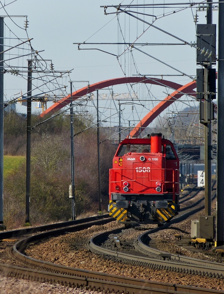 . Da dieselt sie nun in Richtung Schifflange dahin, die 1508, nachdem sie solo den Bahnhof von Noertzange durchfahren hat. 24.02.2014 (Jeanny)