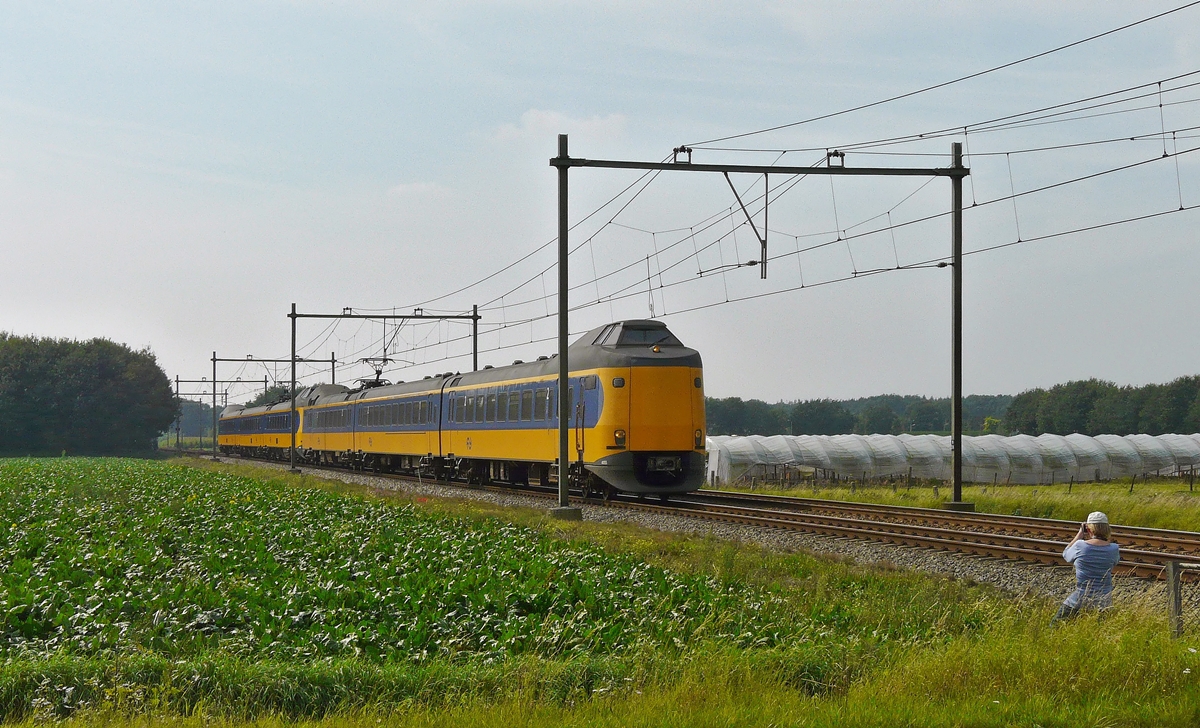 . Da freut sich die Fotografin, endlich darf sie ihren ersten Koploper fotografieren und es sind sogar zwei ICMm (Plan Z), welche am 02.09.2011 zwischen Bosschenhooft und Etten-Leur unterwegs sind. (Hans)