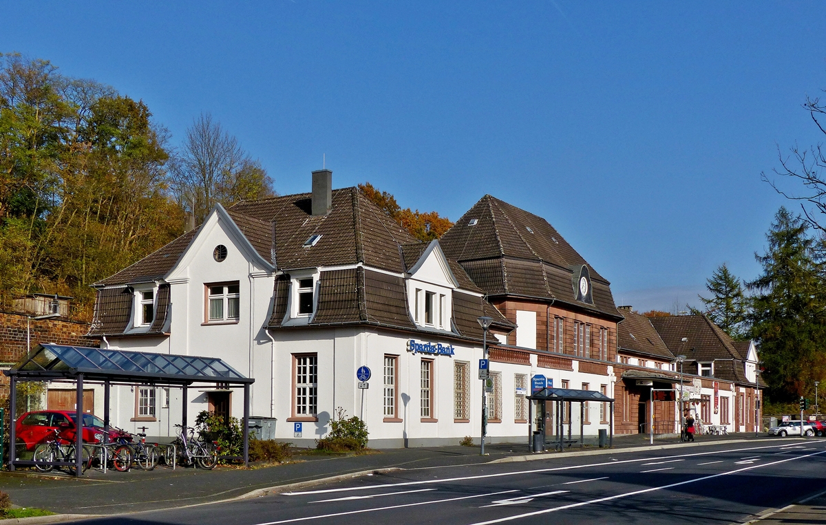 . Das reprsentative Empfangsgebude des Bahhofs Dieringhausen (zu Gummersbach) von der Strae aus gesehen am 02.11.2014. (Jeanny)

Der Bahnhof Dieringhausen existiert seit dem Jahr 1887 und hat aus dem ehemals unbedeutenden Dorf Dieringhausen (Stadtteil von Gummersbach) von 1887 bis in die 1980er-Jahre einen regional bedeutsamen Ort gemacht, dessen ehemalige Gleisanlagen inklusive Bahnbetriebswerk ebenso wie die Eisenbahnersiedlungen noch heute das Ortsbild prgen.

Lange Zeit war der Bahnhof Dieringhausen ein bedeutender Eisenbahnknoten im oberbergischen Eisenbahnnetz und, obwohl er nicht der Innenstadtbahnhof Gummersbachs war, der wichtigste Bahnhof der Kreisstadt Gummersbach.

Der Bahnhof wird als Denkmal bewertet. Beide Empfangsgebude und das ehemalige Bahnbetriebswerk stehen seit 1989 unter Denkmalschutz. Allerdings fehlt noch der Eintrag fr das gesamte Gelnde in die Denkmalliste der Stadt Gummersbach, um alle Anlagen zu erhalten.

Noch heute ist der Bahnhof betrieblich der wichtigste Bahnhof entlang der Aggertalbahn, da im Bahnhof Zge betankt werden und er nachts als Abstellbahnhof dient.

Das groe Empfangsgebude des heutigen Bahnhofs wurde in seinem Baustil an den Bahnhof Kln-Deutz angelehnt, laut einer denkmalgeschichtlichen Untersuchung sollte damit die regionale Bedeutung des Bahnhofs Dieringhausen hervorgehoben werden. Diese Untersuchung bezieht sich in der denkmalgeschichtlichen Bewertung auch auf eine Studie von 2001, die das gesamte Gelnde als denkmalwrdig bewertet.
