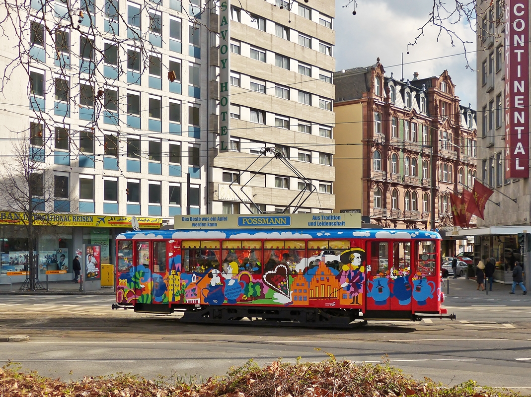 . Der Ebbelwei-Expre (Wagen 105) fhrt am 28.02.2015 in Frankfurt am Main am Hauptbahnhof vorbei. (Hans)

Bei dem Fahrzeug handelt es sich um ein Exemplar der Baureihe K. Diese wurde zwischen 1949 und 1955 in insgesamt 65 Exemplaren beschafft. Sie stellen die letzte zweiachsige Triebwagenbaureihe der Frankfurter Straenbahn dar. Die ersten 40 zwischen 1949 und 1953 von der Dsseldorfer Waggonfabrik AG (DUEWAG) gelieferten Fahrzeuge erhielten die Nummern 461–500. Sie wurden als Aufbauwagen bezeichnet, weil fr diese Serie Fahrgestelle von kriegszerstrten F- und G-Triebwagen wiederverwendet wurden. Lediglich die Wagen 496–500 erhielten neue Fahrgestelle in geschweiter Bauweise, die optisch aber den Fahrgestellen der brigen Fahrzeuge entsprachen.

1954 lieferte die Waggonfabrik Gebrder Cred eine weitere Serie von 25 vollstndig neu gefertigten Fahrzeugen. Sie entsprachen dem schon in anderen westdeutschen Stdten verbreiteten Verbandswagen und erhielten die Nummern 101–125. uerlich unterschieden sich die Fahrzeuge vor allem durch ein neu konstruiertes Fahrgestell in geschweiter Bauweise. Im Innenraum hingegen waren die Wagen wieder nach Vorkriegsstandards ausgestattet und verfgten ber verkleidete Innenwnde und sogar Polstersitze. Die Triebwagen hatten eine Stundenleistung von 2 x 82 PS und verfgten auch ber eine Magnetschienenbremse.

1977 wurden die Wagen 106 bis 108 fr den Einsatz als Ebbelwei-Expre umgebaut. Die Tren wurden auf einer Seite verschlossen und mit Getrnkekstenhaltern sowie einer Musikanlage zugebaut. Die Musikanlage besteht aus einem Autoradio mit Abspielmglichkeiten fr CDs und MP3-Dateien ber einen USB-Anschluss, wobei der Radioteil stillgelegt wurde, um keine GEZ-Gebhren zahlen zu mssen. Hinzu kam ein farbenfroher Anstrich, auch der Innenraum wurde entsprechend umgestaltet. Die Tische an den Fernstern erhielten Vertiefungen fr Glser und einen Aschenbecher, damit ein sicherer Stand der Glser whrend der Fahrt gewhrleistet ist. 1983 kam mit Wagen 105 ein viertes Fahrzeug hinzu. Im Jahr 2007 wurden die Aschenbecher entfernt und der Platz, an dem sie vorher waren, mit einem Nichtrauchersymbol berklebt; seitdem darf auch im Ebbelwei-Expre nicht mehr geraucht werden.

Die technischen Date der Baureihe K:

Hersteller: Duewag/Crede
Baujahr: 1949 - 1954
Sitz-/Stehpltze: 22/57
Lnge: 11,44 m
Breite: 2,16 m
Hhe: 3,11 m
Gewicht: 13,0 t
Motorleistung: 2 x 60 kW
Fahrzeugbestand: 4 (+ 6 Beiwagen)
