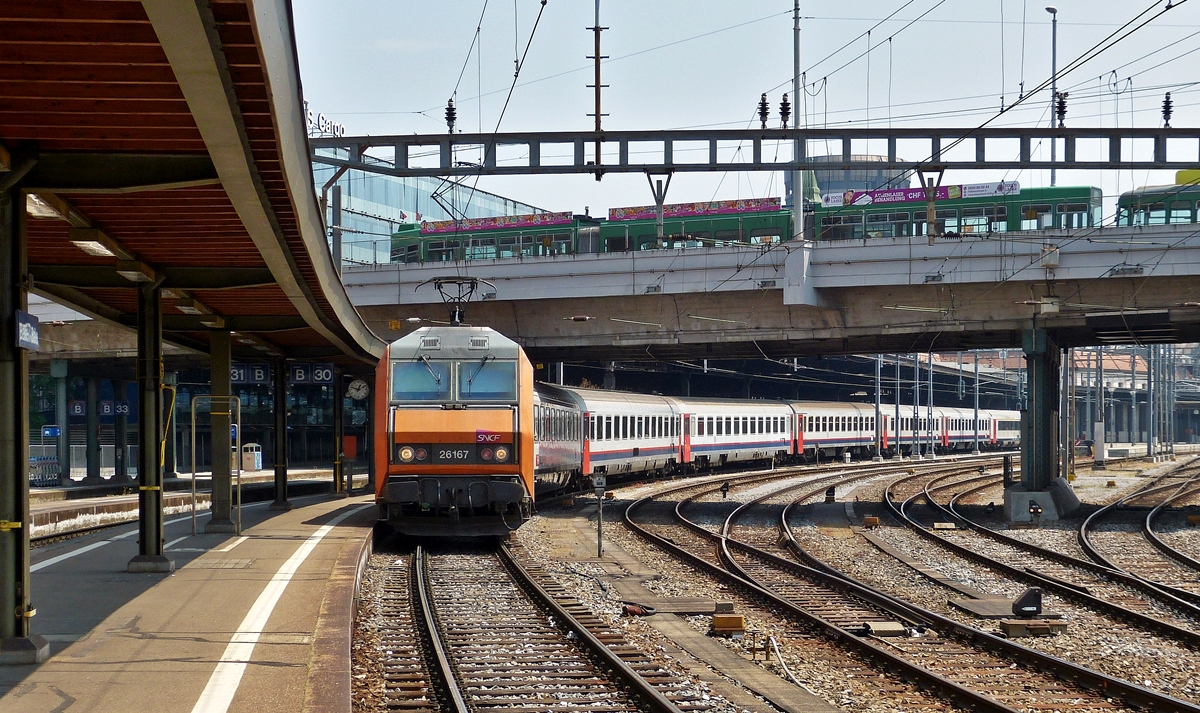 . Der EC 90  Vauban  Basel SBB - Bruxelles Midi mit der Sybic BB 23167 steht am 07.06.2015 am Bahnsteig im franzsischen Teil des Bahnhofs Basel SBB. Es gab zwei klimatisierte  Wagen in der Zugkomposition, ein SBB und ein SNCB I 11 Waggon, leider waren es zwei 1. Klasse Wagen. ;-)

Zufllig fhrt auch noch eine Straenbahn ber die Margarethenbrcke in Basel.(Hans)