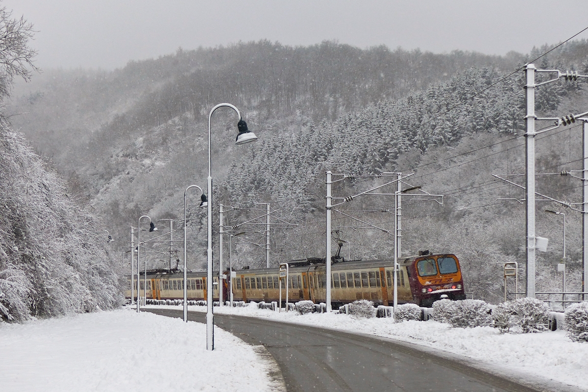 . Der erste Schnee 2014 - Bahnszene in Drauffelt. 27.12.2014 (Jeanny)