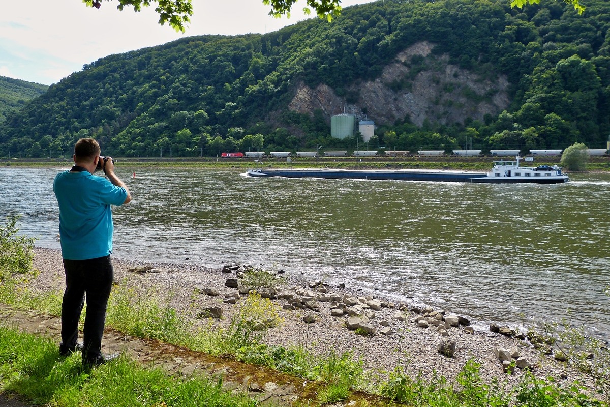 . Der Fotograf und sein Sujet - In Lahnstein bot sich dem Bahnfotografen die Mglichkeit einen Gterzug zusammen mit einem Schiff auf dem Rhein zu fotografieren.  25.05.2014 (Jeanny)