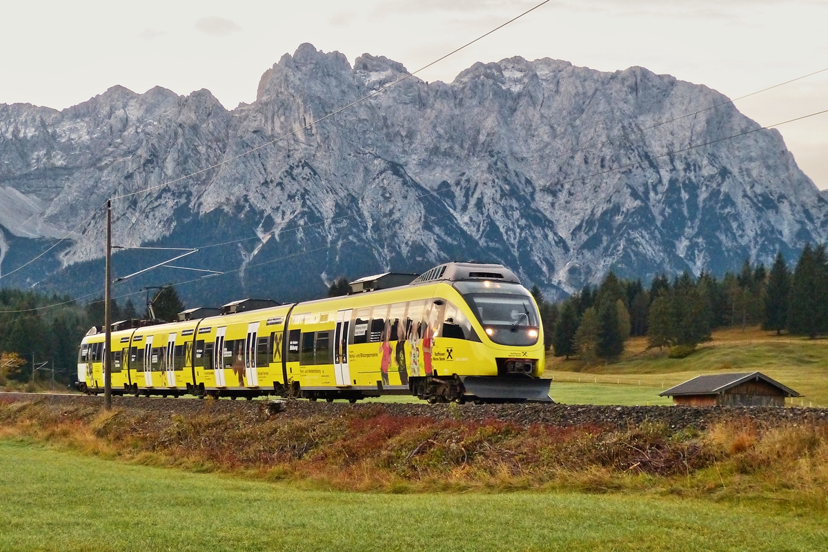 . Der frhe Vogel fngt den Wurm - Whrend im Landhaus Wackerl am 05.10.2015 noch alle schlafen, konnte ich die BB Ente mit ihrer Werbung vor dem Karwendel in Mittenwald ablichten. Der BB Talent 4024 088-9 fhrt als RB 5404 von Innsbruck nach Garmisch Partenkirchen . (Hans)