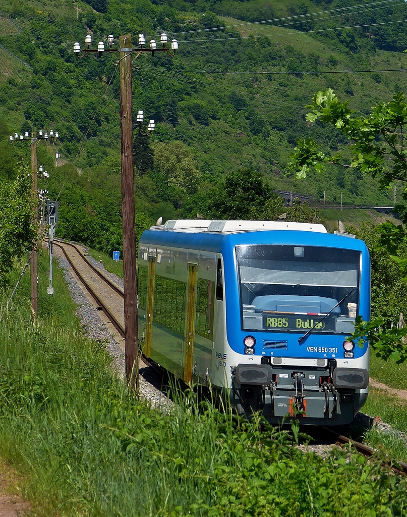 . Der Nachschuss auf den Rhenus Veniro Stadler RS1 650 351 in Reil an der Mosel. Der Zug kommt am 13.05.2015 als RB 85 aus Traben-Trarbach und fhrt nun in Richtung Bullay. (Hans)