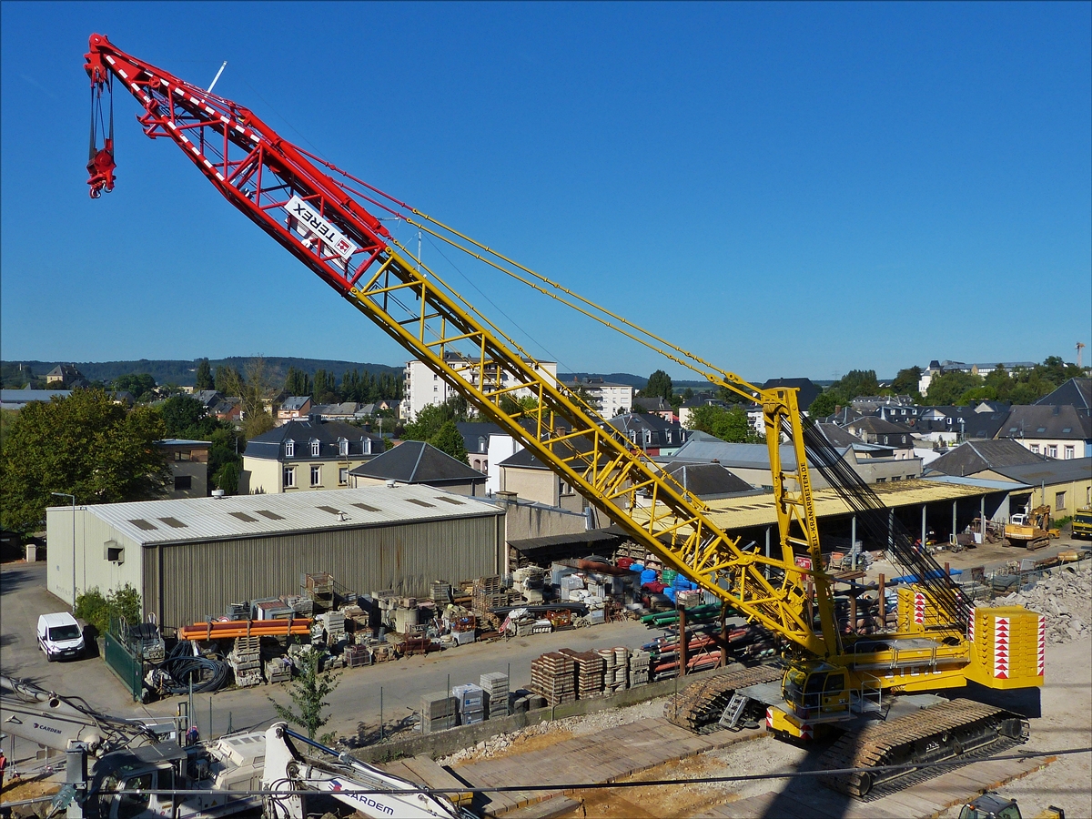 . Der Raupenkran hat seine Arbeit zum Brckenabbau verrichtet und wird zum Abtransport wieder zerlegt.  07.09.2016