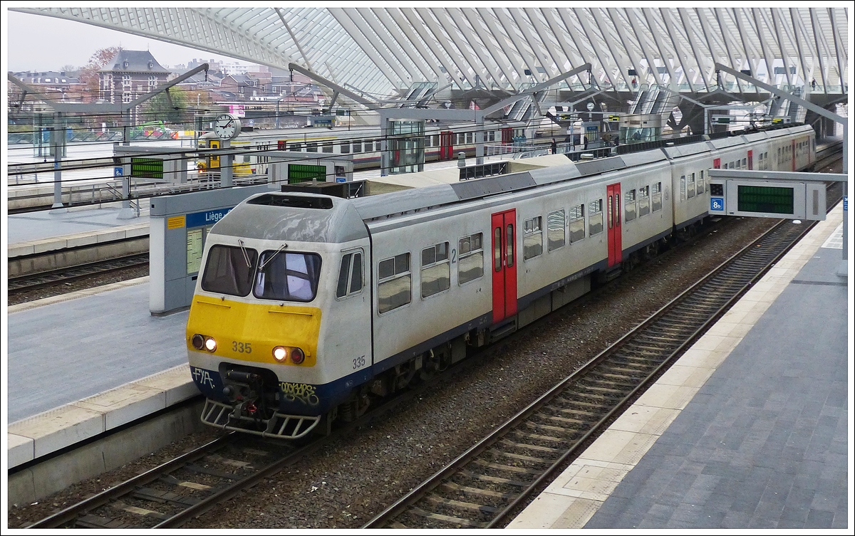 . Der renovierte Break AM80 335 stand am 23.11.2013 am Bahnsteig 7 im Bahnhof Liège Guillemins. (Hans)