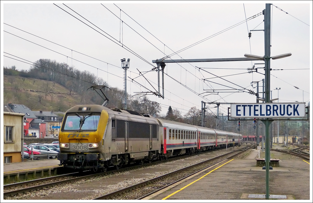 . Der Schmutzfink 3008 hat noch immer nicht den Weg zur Waschanlage gefunden, dafr zieht er aber am 22.01.2014 den IR 117 Liers - Luxembourg in den Bahnhof von Ettelbrck ein. (Hans)

Besonders erfreulich drfte die Nachricht sein, dass seit geraumer Zeit einige IR aus sechs (!) SNCB I 10 Wagen bestehen.