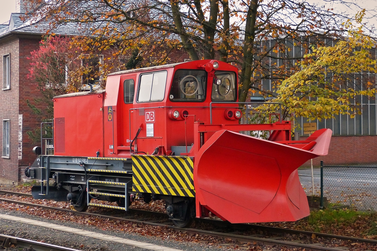 . Der Schneepflug BA 851 der DB Netz AG (Schweres Nebenfahrzeug 40 80 947 5 181-0) war am 01.11.2014 in Siegen-Eintracht abgestellt. (Hans)

