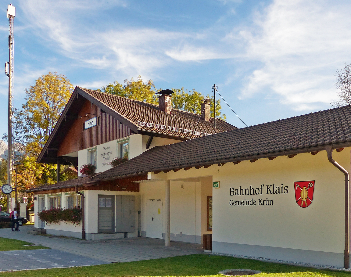 . Der sehr gepflegte Bahnhof von Klais am 05.10.2015. (Jeanny)

Der Bahnhof von Klais ist mit 933 Metern der hchste bayerische Bahnhof und war bis zum Wegfall der InterCity-Verbindung Mnchen–Innsbruck (2007) Deutschlands hchste IC-Station. Durch Klais verkehrt die Mittenwaldbahn. Der Bahnhof Klais ist der einzige Bahnhof der Gemeinde Krn, er hat eine groe Bedeutung fr die Urlaubsregion um Krn, Wallgau und Elmau. Im Winter nutzen die Wochenend-Ausflgler den Bahnhof als Ausgangspunkt ihres Skilanglaufes, die gespurten Loipen befinden sich in unmittelbarer Nhe des Bahnhofes.