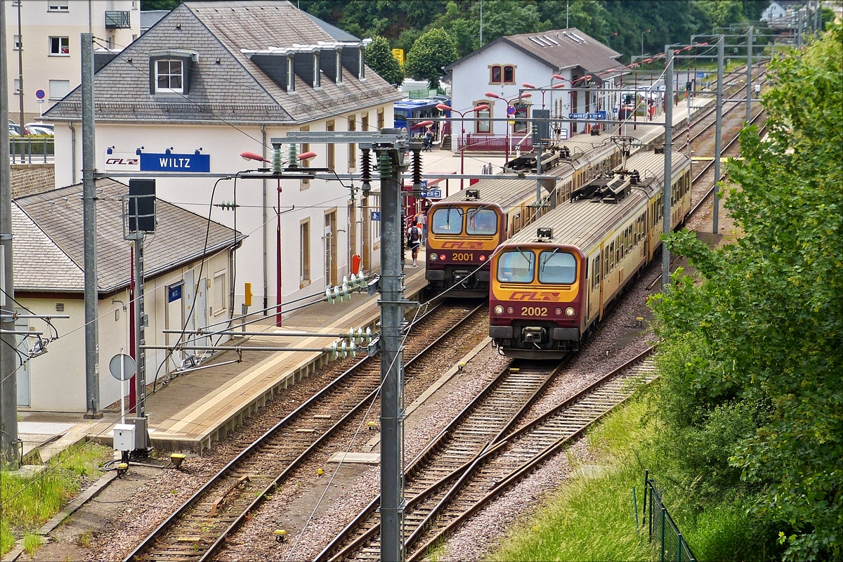 . Der Triebzug Z 2001 ist soeben aus Kautenbach in den Bahnhof von Wiltz eingefahren und schon kann der Triebzug Z 2002 sich auf die eingleisige Stichstrecke in Richtung Kautenbach auf den Weg machen. 29.05.2018 (Hans)