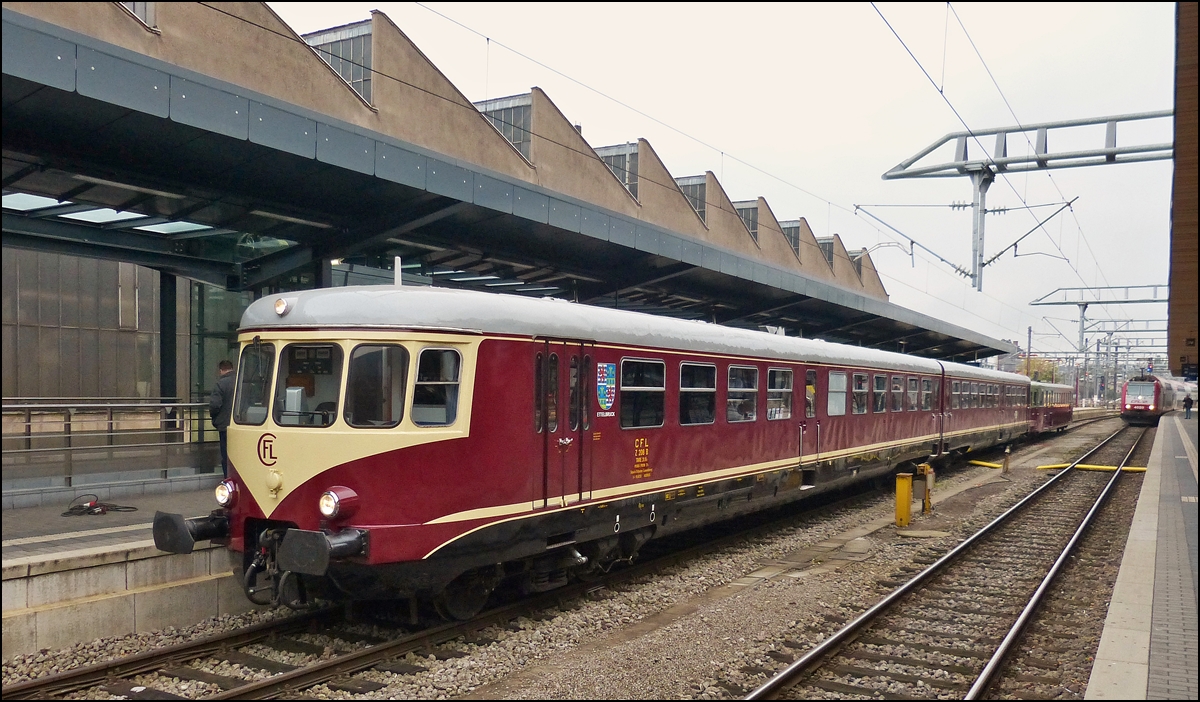 . Der Westwaggon 208/218 war am 12.10.2013 im Bahnhof von Luxemburg Stadt ausgestellt. (Hans)

Lebenslauf der CFL Srie 200:

Um den unwirtschaftlichen Dampfbetrieb im Personenverkehr abzuschaffen erstellte die damalige CFL ein Lastenheft zur Beschaffung von 8 zweiteiligen Triebwagen. Neben DE DIETRICH die ihren RGP anboten war auch die Firma WESTWAGGON mit einem fr die damalige Zeit modernen Triebwagen im Rennen. Da die Firma WESTWAGGON ein billigeres Angebot machte, erhielt sie den Zuschlag. 

Die Baureihe wurde von Juni 1956 bis Januar 1957 ausgeliefert. Die Westwaggon-Triebwagen wurden vor allem auf den Hauptstrecken eingesetzt. Sie waren sehr komfortabel. Leider waren sie untermotorisiert (2X200PS), was dem Reisenden ein lahmes Vorankommen vermittelte. In den 70er Jahren wurden die Triebwagen komplett neu verblecht . 

1989 wurden die ersten Triebwagen ausgemustert (205/215,207/217). Bis zur kompletten Elektrifikation der Nordstrecke im Jahre 1993 blieben noch 6 Triebwagen im Einsatz. Bis 1994 blieben der 206/216 und 208/218 als Reserve bestehen. Diese wurden dann am 21.9.1994 ausgemustert. Der 201/211 wurde nach Mariembourg (B) verkauft. Der Service des Sites et Monuments Nationaux erwarb den Triebwagen 208/218. Seit Mai 2007 befindet sich der Triebwagen in betriebsfhigem Zustand.