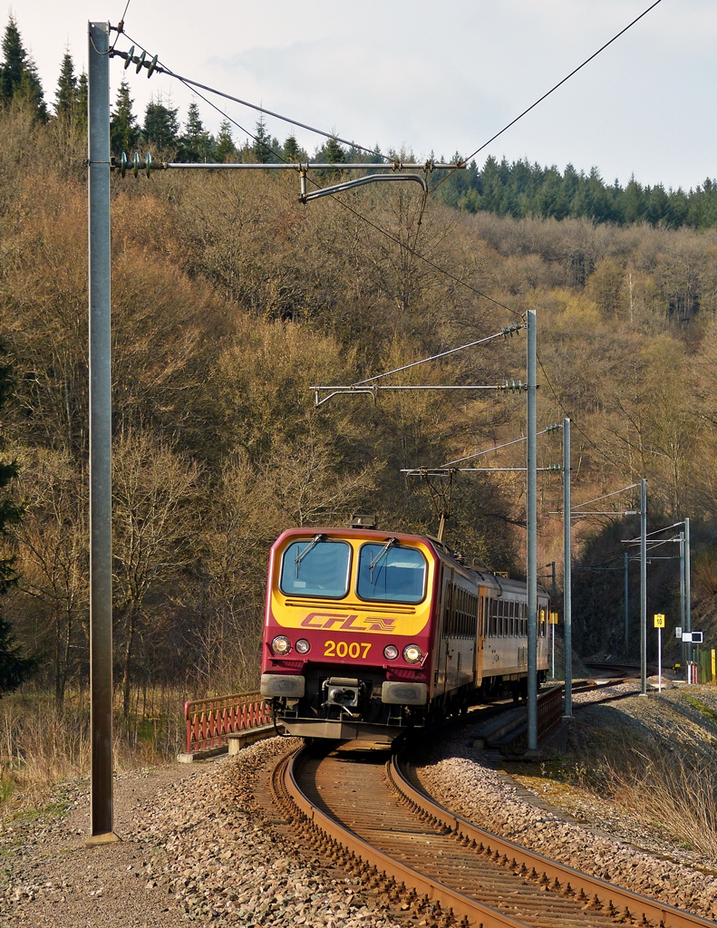 . Der Z 2007 fhrt am 26.03.2014 als RE 3390 Wiltz - Kautenbach durch das sonnige Tal der Wiltz in der Nhe von Merholtz. (Hans)