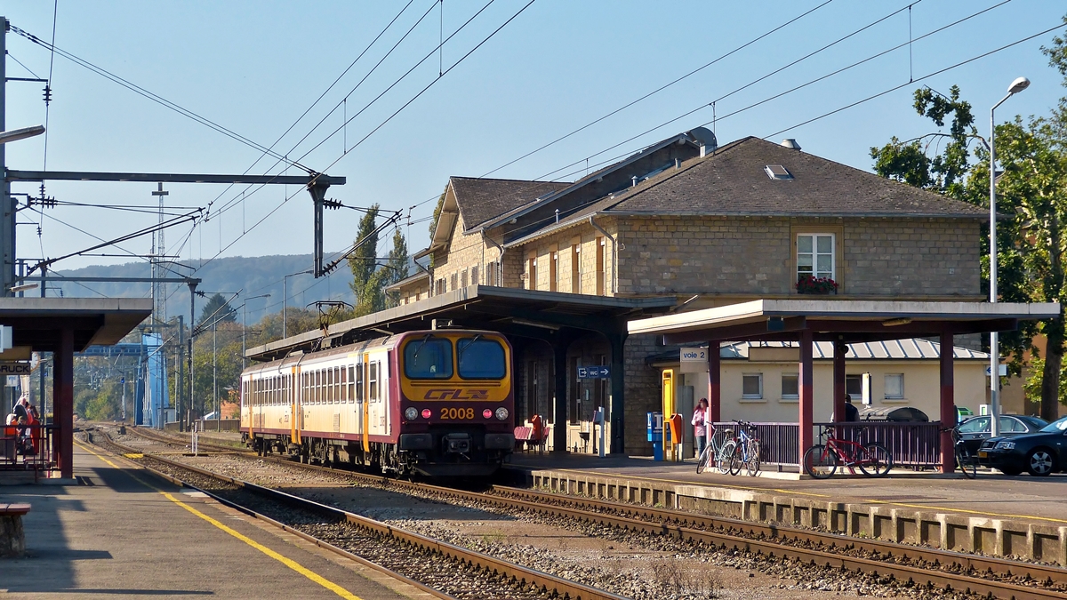 . Der Z 2008 wartet am 04.10.2014 auf die Abfahrt im Bahnhof von Ettelbrck. (Hans)

Auch wenn das Ettelbrcker Empfangsgebude keinen Schnheitswettbewerb gewinnen wrden, so hat es doch einen gewissen Charme und passt wunderbar von der Architektur her zur Nordstrecke. Das Gebude soll abgerissen werden und durch einen Betonklotz ersetzt werden.