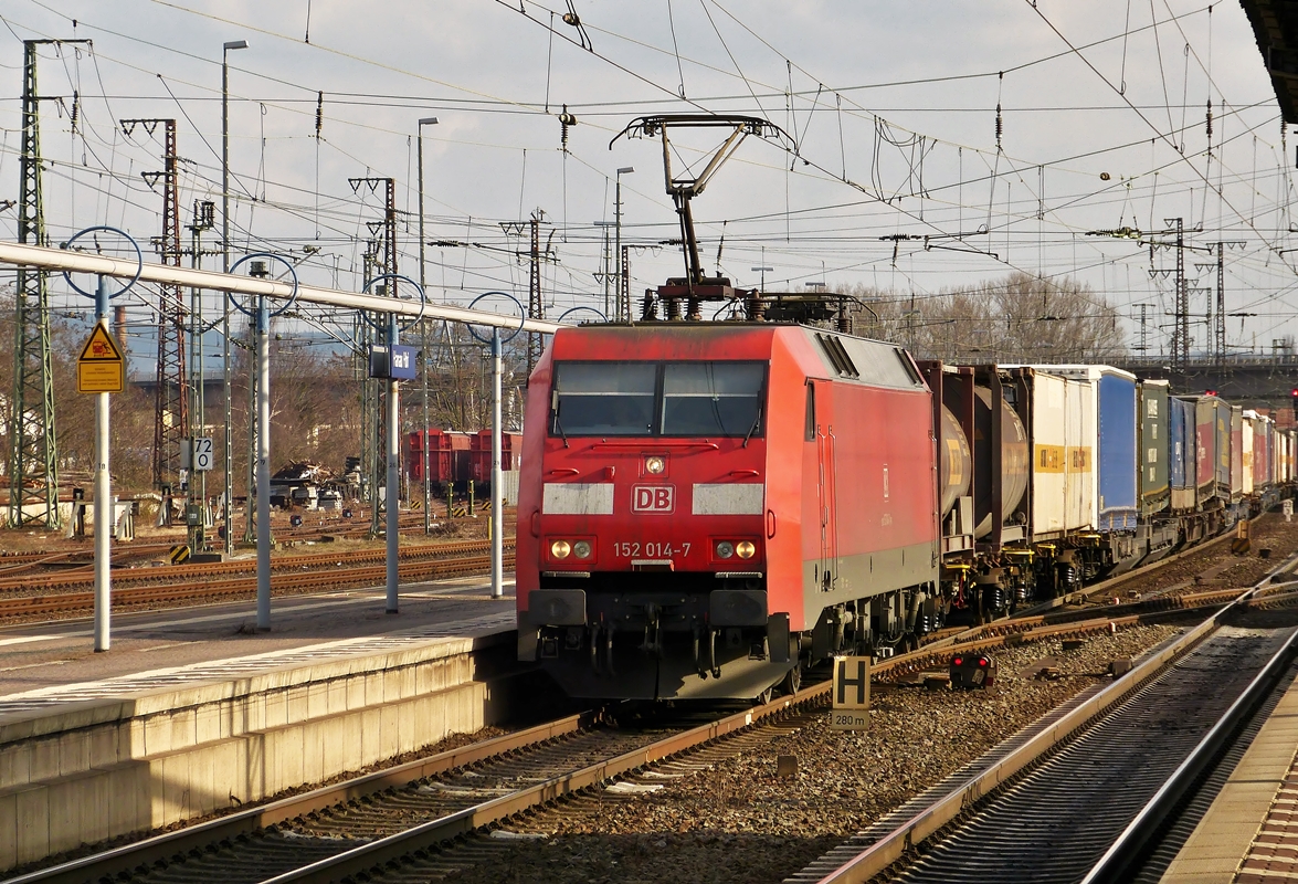 . Die 152 014-7 zieht am 28.02.2015 einen Containerzug durch den Hauptbahnhof von Hanau. (Hans)