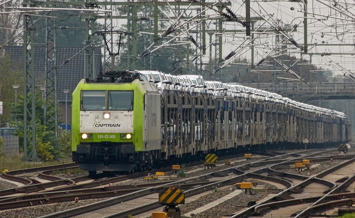 . Die 185-CL 005 von Captrain nhert sich mit einem langen Autozug dem Bahnhof von Leer (Ostfriesland). 07.10.2014 (Hans)