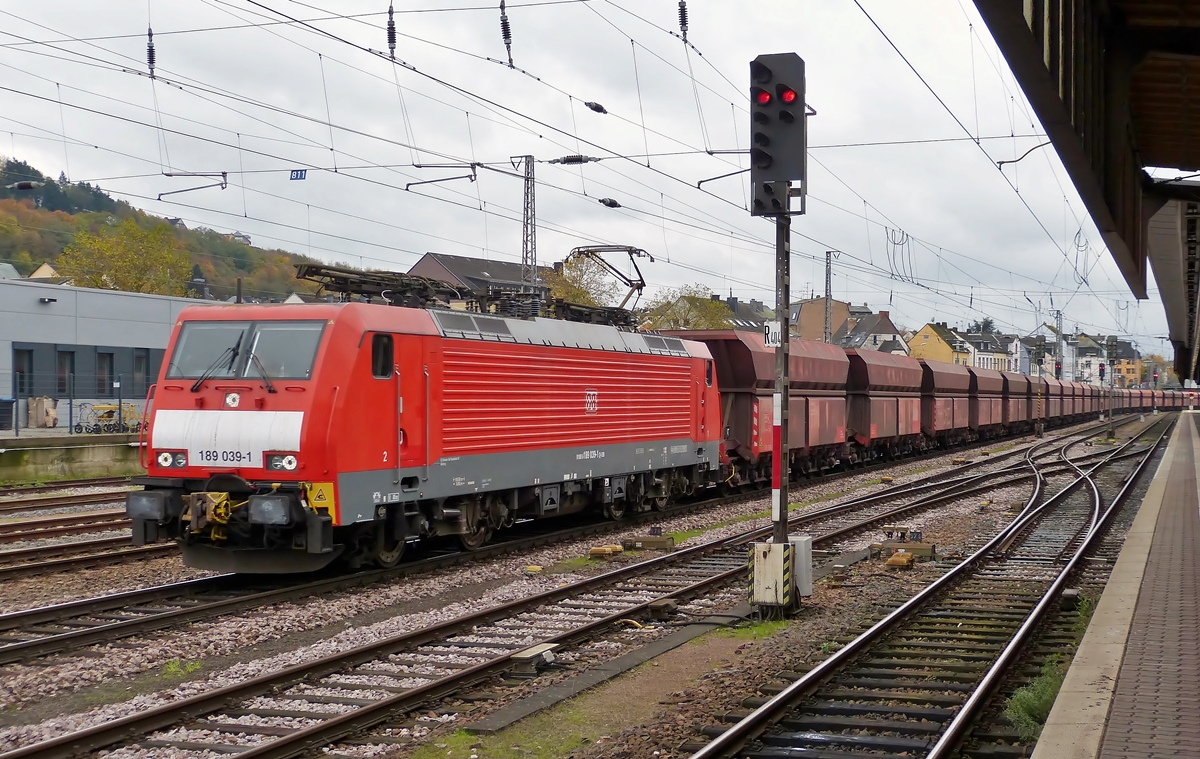 . Die 189 039-1 (91 80 6 189 039-1 D-DB) zieht solo einen leeren Erzzug durch den Trierer Hauptbahnhof. 03.11.2014 (Hans)