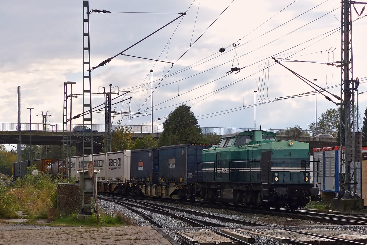 . Die 203 318-1	(92 80 1203 318-1 D-ALS) der e.g.o.o. (Eisenbahngesellschaft Ostfriesland-Oldenburg mbH) fhrt am 07.10.2014 mit einem Enercon Zug in den Hauptbahnhof von Emden ein. (Jeanny)

Hier noch die technischen Details der 203 318-1:

Hersteller: LEW 
Baujahr: 1970
Fabriknummer: 12827 	
Typ: V100.1	
Leistung: 1305 kW
Achsfolge: B’B’	
Herkunft: ex ALS (Alstom Lokomotiven Service GmbH), PRESS, SRB, SCG, YU (Kosovo), DR 202 318
