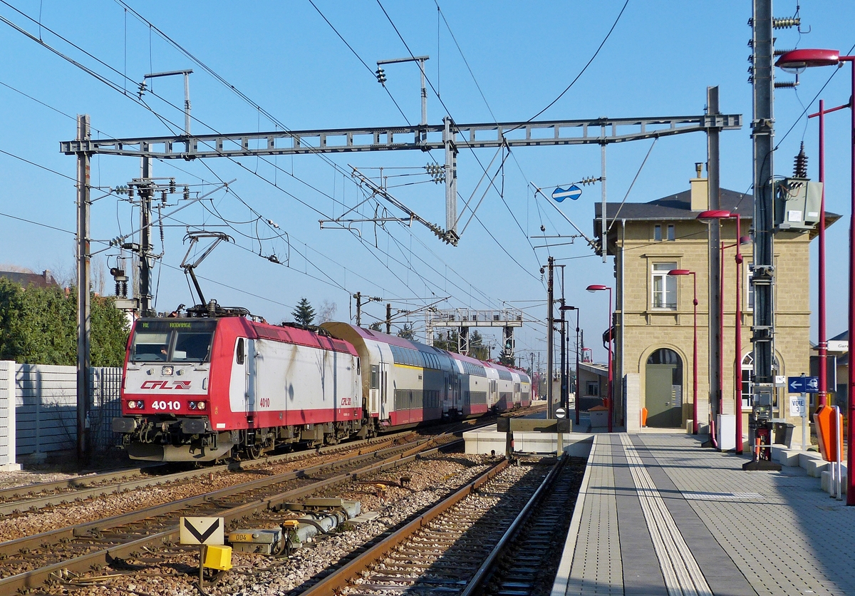 . Die 4010 zieht am 31.01.2014 einen RE nach Rodange aus dem Bahnhof von Noertzange.

Das Empfangsgebude des Bahnhofs von Noertzange ist ein sehr gutes Bespiel, wie man ein nicht mehr genutztes Gebude vor dem Verfall bewahren kann. Aussen wurde es renoviert und innen umgebaut, sodass jetzt Stundentenwohnungen vermietet werden knnen. Eine tolle Idee! (Jeanny)