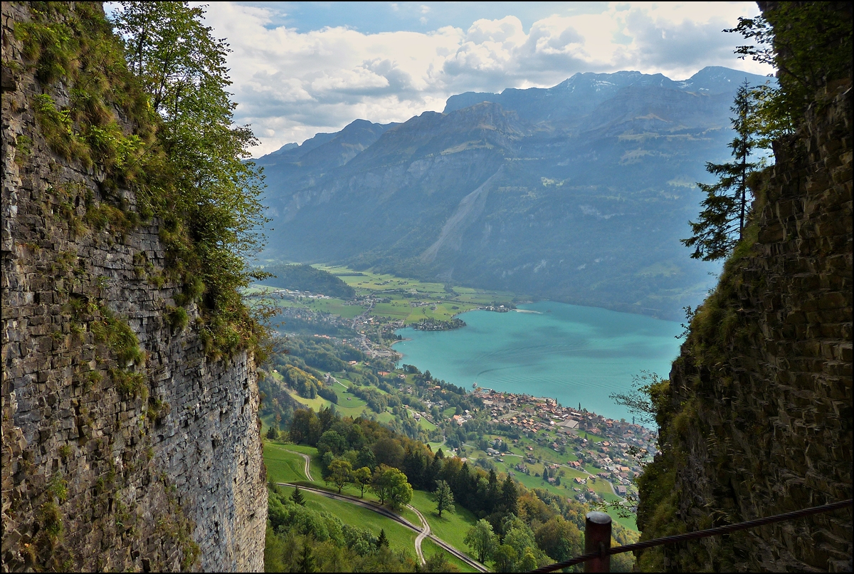 . Die Aussicht aus dem Felsfenster in den Planalpfluhtunnels auf der Strecke der Brienz Rothorn Bahn. Sogar die Kreuzugnsstelle Geldried ist von hier oben zu sehen. 27.09.2013 (Jeanny)