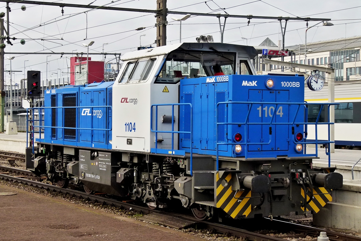 . Die CFL Cargo 1104 durchfhrt am 29.10.2011 den Bahnhof von Luxemburg Stadt. (Jeanny)

Der Lebenslauf der 1104:

20.07.2004: Auslieferung an ATC - Angel Trains Cargo NV/SA, Antwerpen (B)  
20.07.2004: Vermietung an CFL - Socit Nationale des Chemins de Fer Luxembourgeois (L)  1104  
01.01.2007 - 06.2012  Vermietung an CFL Cargo S. A., Esch-sur-Alzette (L)  1104 
(NVR-Nummer: 92 82 0001 104-9 L-CFLCA) (Umfirmierung des Mieters)

01.01.201x: Alpha Trains Belgium NV/SA, Antwerpen (B) 
__.__.201x: Vermietung an WLH - Westflische Lokomotiv-Fabrik Reuschling GmbH & Co. KG, Hattingen (D)
(NVR-Nummer: 92 80 1271 009 3 D-WLH) 

__.__.201x: Untervermietung an SPENO International S. A., Genve (CH)  
24.10.2014 - 24.11.2014: Untervermietung an BEG - Bocholter Eisenbahngesellschaft mbH, Bocholt (D) 

Die technischen Daten der 1104:

Hersteller: Vossloh
Typ: G 1000 BB
Fabriknummer: 5001530
Baujahr: 2004
Bauart: B'B'-dh
EBA Nummer: EBA 02 G23 K009
