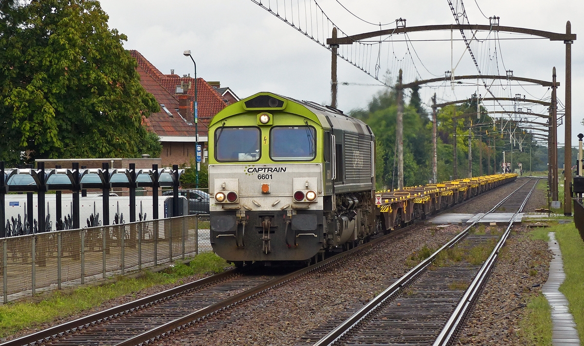 . Die Class 66 von CapTrain Netherlands 6601 zieht am 04.09.2015 leere Containertragwagen durch den Bahnhof von Zevenbergen. (Jeanny)