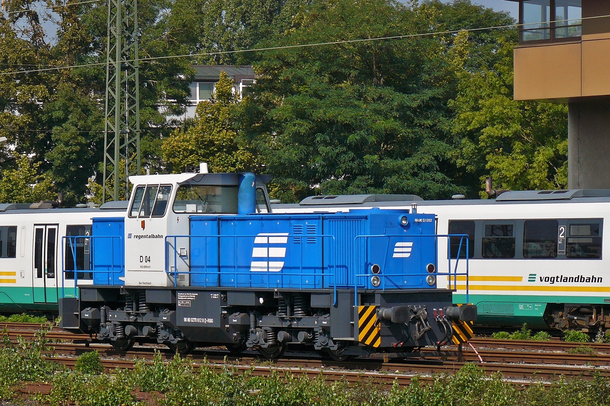 . Die D 04 der Regentalbahn (98 80 0 270 012-8 D-RBG), eine MaK G 1202, war am 11.09.2010 im Hauptbahnhof von Regensburg abgestellt. (Hans)