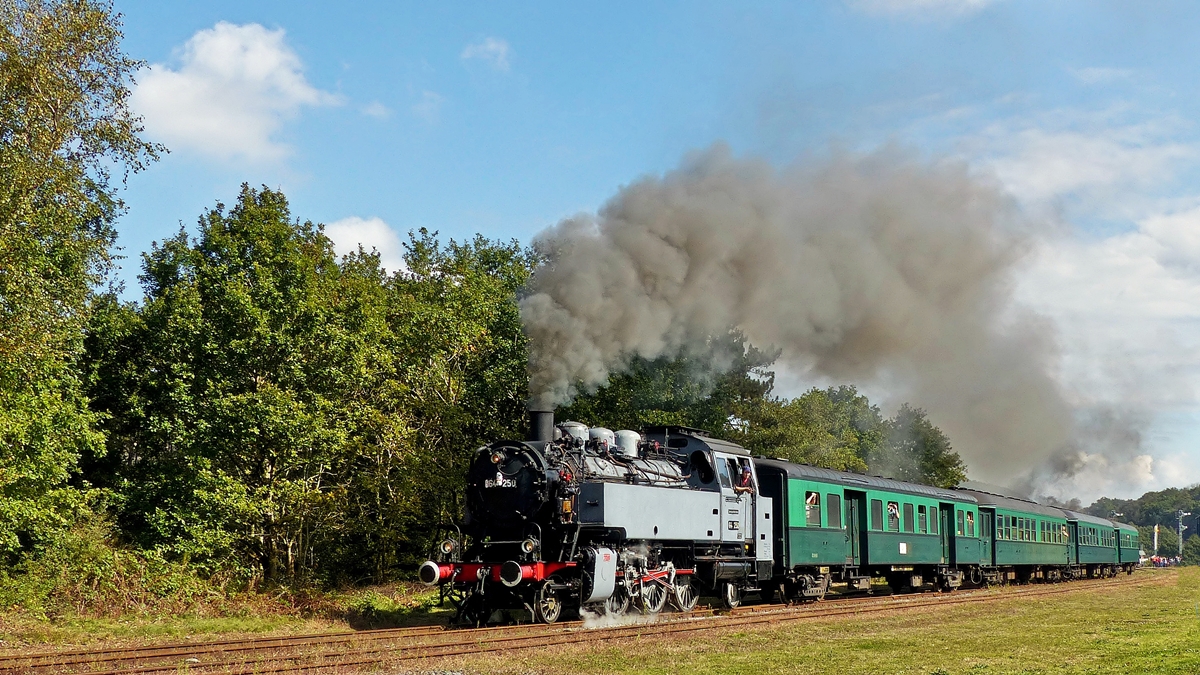 . Die Dampflok 64 250 der Museumsbahn CFV3V (Chemin de Fer  Vapeur des 3 Valles) zieht am 27.09.2014 ihren Zug aus dem Bahnhof von Treignes. (Jeanny)

Weitere Information zur 64 250 findet man hier: 
http://hellertal.startbilder.de/bild/belgien~museumsbahnen-und-vereine~cfv3v-chemin-de-fer-a-vapeur-des-trois-vallees/174395/-die-dampflok-64250-kommt-am.html