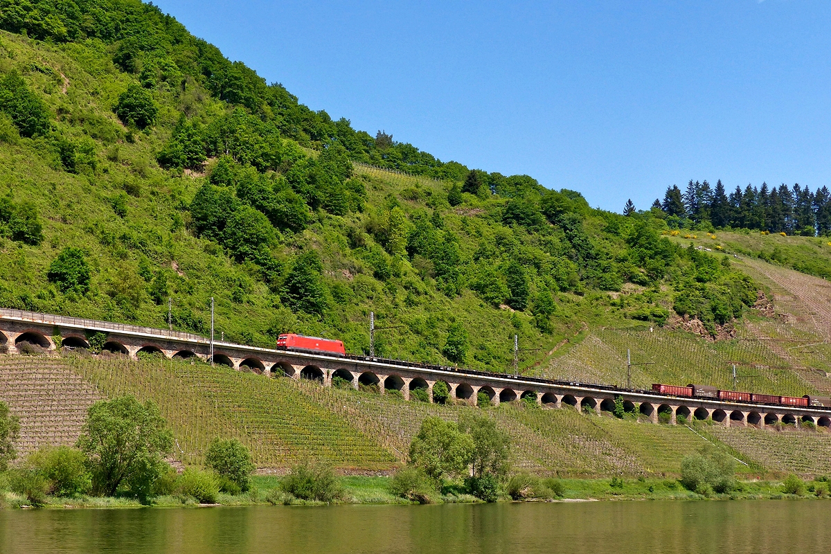 . Die DB 185 285-4 (91 80 6 185 285-4 D-DB) zieht am 13.05.2015 einen gemischten Gterzug ber den Pndericher Hangviadukt in der Nhe von Pnderich. (Jeanny)