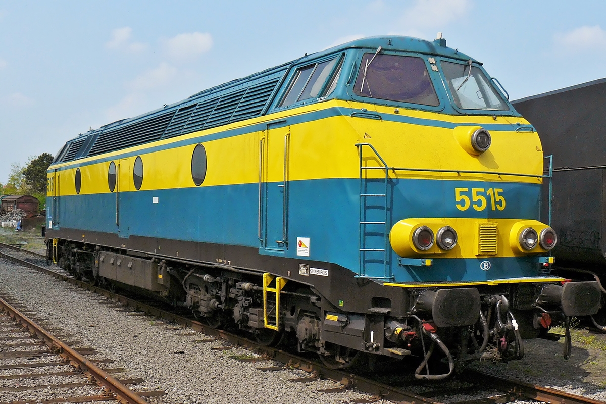 . Die etwas eckigere Form zeichnet die SNCB Loks der Srie 55 aus. Sie sind baugleich mit den CFL Loks der Srie 1800 und sind ebenfalls bis auf einige Exemplare heute aus dem Verkehr gezogen. Die HLD 5515 in ihrem schnen gelb-blauen Kleid war am 01.05.2009 bei der Museumsbahn Stoomcentrum Maldegem ausgestellt. (Hans)

Die Geschichte der Srie 55: 

Bei den Fahrzeugen der Srie 205 (ab 1971: Srie 55) der belgischen Staatsbahnen (NMBS/SNCB) handelt es sich um eine Serie von insgesamt 42 sechsachsigen Diesellokomotiven, die seit 1961 vorrangig vor Gterzgen zum Einsatz kommen. Zusammen mit der Srie 200 bilden die Fahrzeuge der Srie 55 die zweite Generation von Diesellokomotiven bei den belgischen Staatsbahnen.

Die Konstruktion erfolgte in den Jahren 1961 und 1962. Wie auch die Vorgngerbaureihen 202 und 203 erhielt die Srie 55 die Fahrmotoren von General Motors, der Wagenkasten wurde jedoch von La Brugeoise et Nivelles gefertigt. Der Wagenkasten ist gelb mit dunkelgrnen Streifen lackiert. Zu Beginn hatten die Lokomotiven nur drei Signalleuchten, wobei ber einen Farbfilter zwischen Spitzen- und Schlusslicht geschaltet werden konnte. Noch in den 1960er Jahren wurden die Schlusslichter separat eingebaut.

Mitte der 1970er Jahre versah die NMBS/SNCB die Lokomotiven 5001, 5540 und 5542 mit Hochspannungs-Generatoren, um einen Einsatz vor Personenzgen zu ermglichen. Nach einer dreijhrigen Testphase zwischen 1976 und 1979 wurden weitere Lokomotiven umgerstet, optisch sind diese an einer gelb-blauen Lackierung zu erkennen.

Die Lokomotiven verkehren berwiegend in Wallonien, vorrangig auf der Athus-Maas-Linie und der Bahnstrecke Lttich–Luxemburg. Sechs Loks sind fr Bergungsfahrten auf der HSL 1 mit dem Signalsystem TVM 430 und einer Scharfenbergkupplung ausgerstet worden. Fnf weitere Lokomotiven waren fr den grenzberschreitenden Einsatz auf dem Eisernen Rhein in die Niederlande und nach Deutschland mit ATB und PZB90 ausgerstet worden. Auerdem wurde, da die Montzenroute bis Ende 2008 nicht elektrifiziert war, vom Bahnhof Aachen West aus die Srie 55 eingesetzt.

Beginnend ab den 2000er Jahren werden die Lokomotiven durch die Triebwagenreihe AR 41 im Personen- sowie der Srie 77 im Gterverkehr ersetzt.

Die technischen Daten der Srie 55:

Nummerierung: 205.01–205.42 (5501–5515, 5517–5542)
Anzahl: 42
Hersteller: BN
Baujahr(e): 1961–1962
Achsformel: Co'Co'
Spurweite: 1435 mm (Normalspur)
Lnge ber Puffer: 19.550 mm
Hhe: 4.250 mm
Breite: 2.900 mm
Drehzapfenabstand: 10.480 mm
Drehgestellachsstand: 4.000 mm
Dienstmasse: 110 t
Hchstgeschwindigkeit: 120 km/h
Installierte Leistung: 1.360 kW
Anfahrzugkraft: 272 kN
Treibraddurchmesser: 1.010 mm
Motorentyp: GM 16-567C
Leistungsbertragung: elektrisch
Tankinhalt: 4.000 l
Kupplungstyp: Schraubenkupplung



