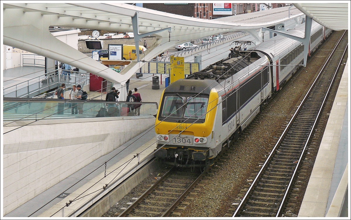 . Die HLE 1304 drckt am 30.08.2009 den ICa 511 Oostende - Eupen aus dem Bahnhof Lige Guillemins. (Hans)