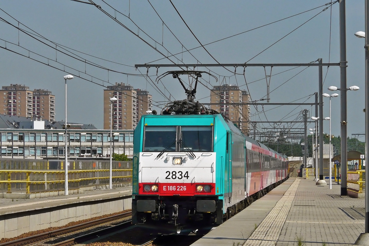 . Die HLE 2834 zieht am 23.06.2010 den IC B (Benelux) Amsterdam Centraal - Bruxelles Midi durch die Haltestelle Antwerpen-Luchtbal. (Jeanny)