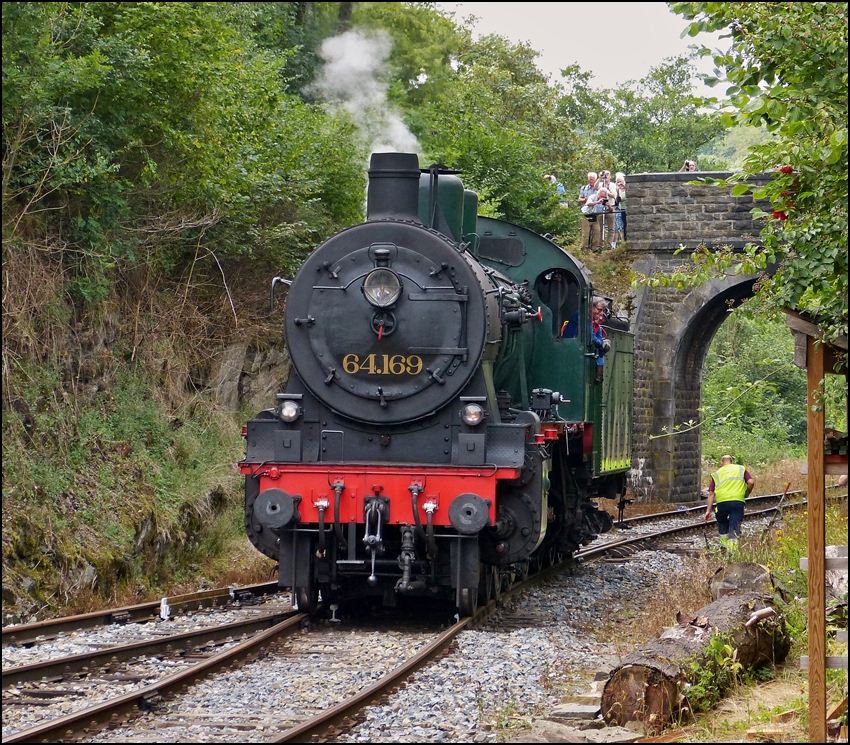 . Die HLV 64.169 (P 8) des Museumsbahnvereins PFT/TSP fhrt am 17.08.2013 auf der Mueumsbahnstrecke Le Chemin de Fer du Bocq in den Bahnhof Dorinne-Durnal ein. (Hans)