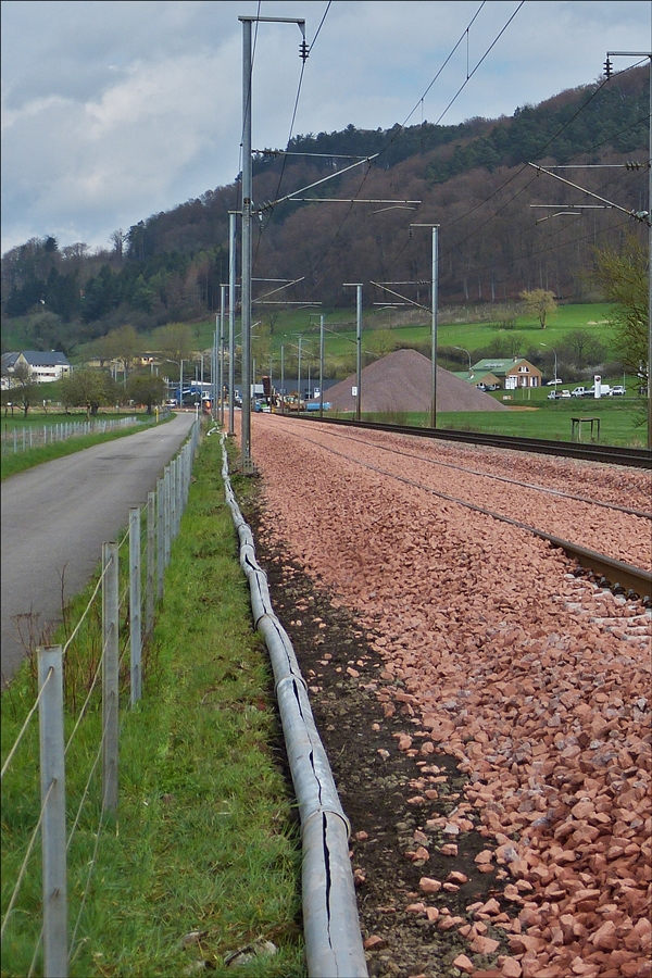 . Die Kabelstränge wurden zur Sicherheit in aufgeschnittene PVC Rohre am Bahndamm verlegt.  Lintgen September 2016