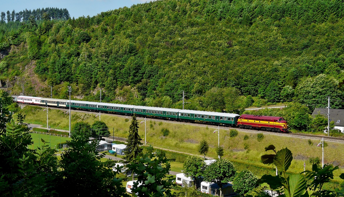 . Die Kartoffelkfer fliegen zur Zeit nicht - Aber am 23.06.2009, dem luxemburgischen Nationalfeiertag, zog die 1604 einen Sonderzug ber die Nordstrecke. In der Nhe vom Campingplatz in Clervaux besteht die Mglichkeit den Zug abzulichten, wenn er den Tunnel Schneidemhle (99 m) verlsst und kurz bevor er den Tunnel Clerf (250 m) erreicht. (Jeanny)