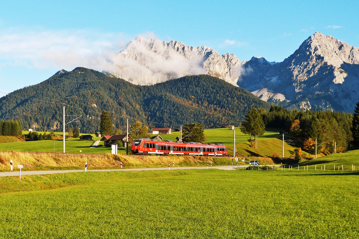 . Die Mittenwaldbahn - Eine der schnsten Bahnstrecken der Welt wird am 04.10.2015 von einem Hamster befahren, welcher zwischen Mittenwald und Klais unterwegs ist vor der Kulisse des Karwendel Gebirges. (Hans)