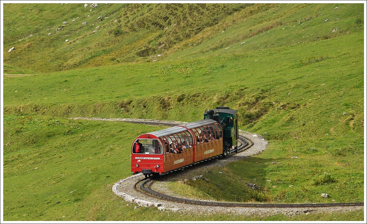 . Die lbefeuerte BRB Lok N 12 mit ihren SIG-Personenvorstellwagen unterwegs am 28.09.2013 in Chemad. (Jeanny)