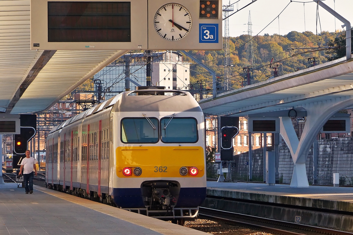 . Die Schatten wurden lnger im Bahnhof Lige Guillemins, trotzdem lief der nette Bahnfotograf unermdlich von Bahnsteig zu Bahnsteig, um alle Zge ablichten zu knnen. Von der Oma Bank aus konnte die Szene mit dem ausfahrenden Break AM 80 362 bildlich fesgehalten werden. 18.10.2014 (Jeanny)