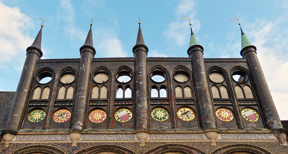 . Die Schaufassade aus Backsteingotik des Lbecker historischen Rathauses. 20.09.2013 (Hans)
