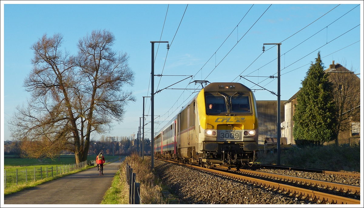 . Die Sonne lockte uns am 15.12.2013 an die Bahnstrecke zwischen Lintgen und Mersch. Auf dem Wanderweg wurden wunderschne Erinnerungen an das lustige Treffen im Juni wieder wach. 

Der IR 117 Liers - Luxembourg prsentierte sich genau zum richtigen Zeitpunkt, damit der schne Baum und die Oma-Bank auch noch aufs Bild passten. (Jeanny)