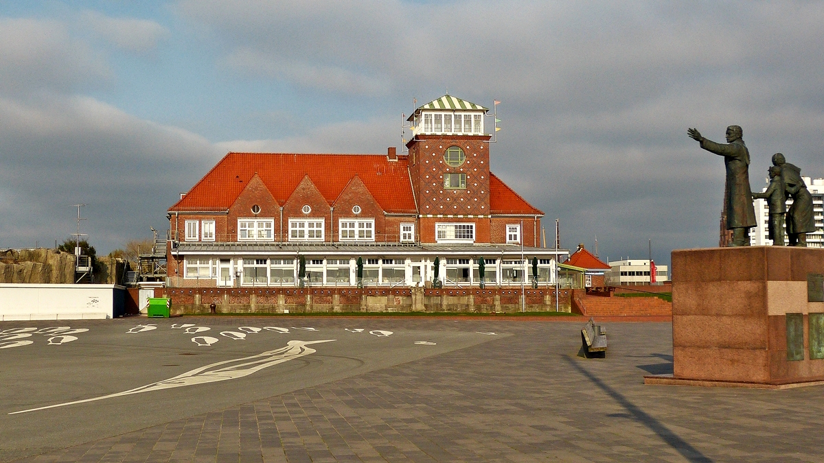 . Die Strandhalle mit dem Auswandererdenkmal in Bremerhaven. 11.04.2018 (Hans)